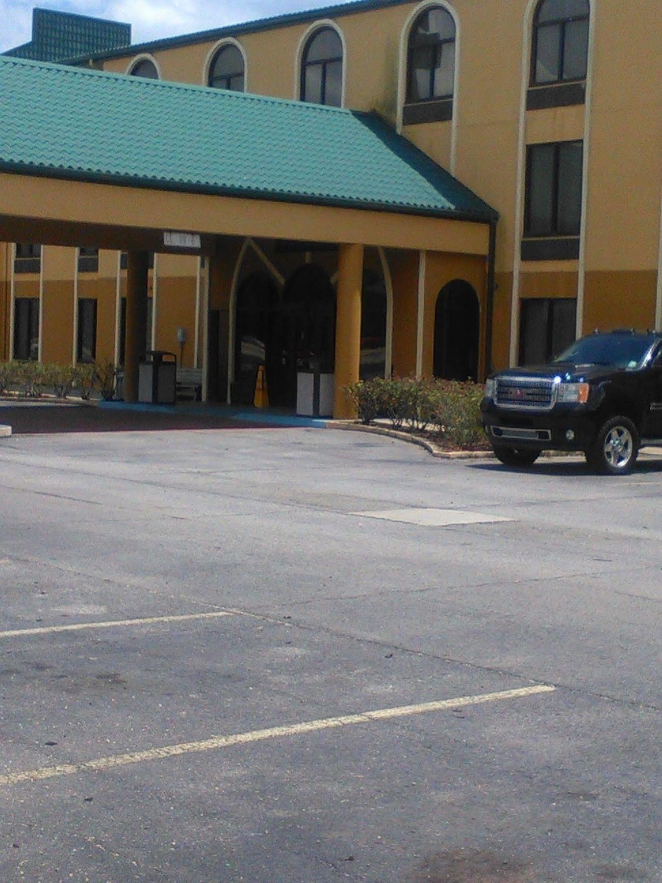 Quality Inn & Suites Near Tanger Outlet Mall Gonzales Exterior foto